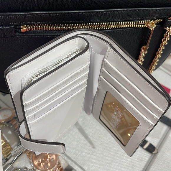 Michael Kors Medium Saffiano Leather Bifold Wallet Dragonfruit
NWT - Picture 10 of 16